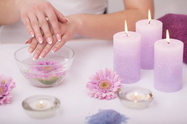 kadın bir tırnak salonu manikür bir güzellik uzmanı tarafından alma