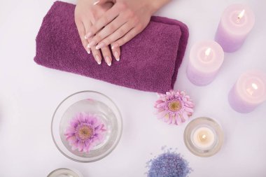 Bir kadın tarafından bir manikür alma bir tırnak salonu içinde closeup çekim 