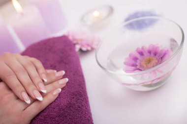 Bir kadın tarafından bir manikür alma bir tırnak salonu içinde closeup çekim 