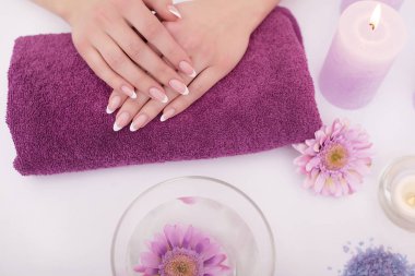 Bir kadın tarafından bir manikür alma bir tırnak salonu içinde closeup çekim 