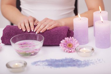Salon çivi. Şevval Özçelik Güzellik closeup temizlik kadın müşterinin eller