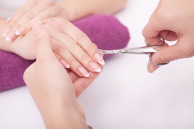 Bakım tırnak. Güzel kadın eller mükemmel çivi gösterilen closeup