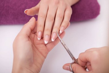 Bakım tırnak. Güzel kadın eller mükemmel çivi gösterilen closeup
