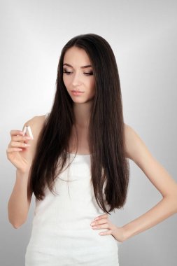 Bileşik görüntü gülümseyen kadın sigara ikiye yapışma 