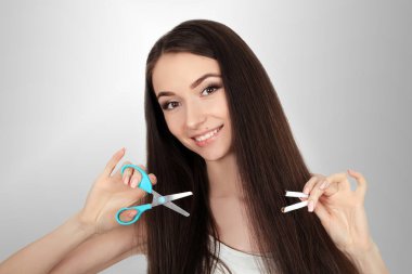 Kırık sigara tutan güzel kadın. Sigara bırakma