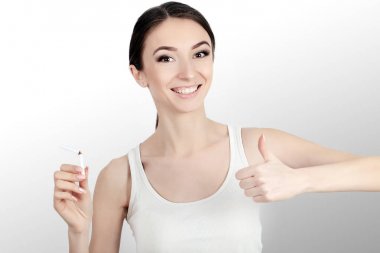 Kırık sigara tutan güzel kadın. Sigara bırakma