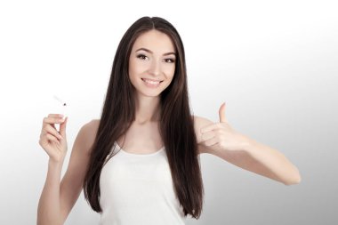 Kırık sigara tutan güzel kadın. Sigara bırakma