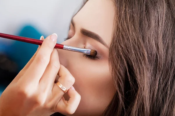 Make-up artist work in her studio. — Stock Photo, Image