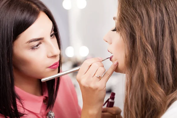 Maquilhadora fazendo maquiagem menina no salão, conceito de beleza — Fotografia de Stock