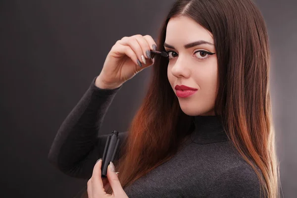 Schöne junge Frau beim Make-up — Stockfoto