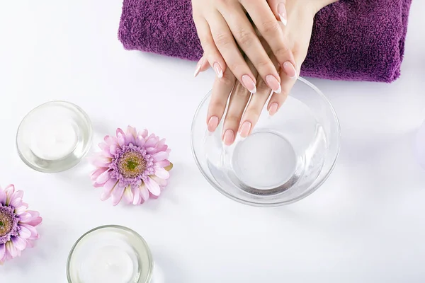 Primer plano de una mujer en un salón de belleza recibiendo una manicura —  Fotos de Stock