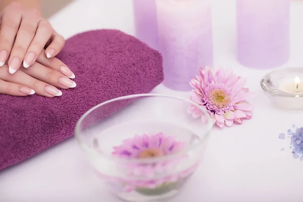 Vrouw handen in een nagel salon ontvangen een hand scrub peeling door een — Stockfoto