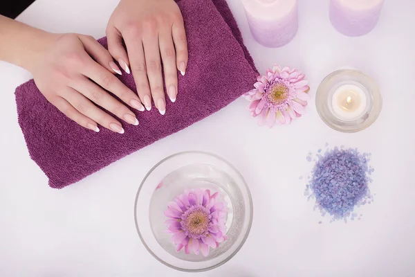 Bir kadın tarafından bir manikür alma bir tırnak salonu içinde closeup çekim 