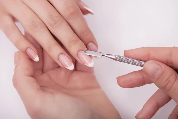 Primer plano de una mujer en un salón de belleza recibiendo una manicura —  Fotos de Stock