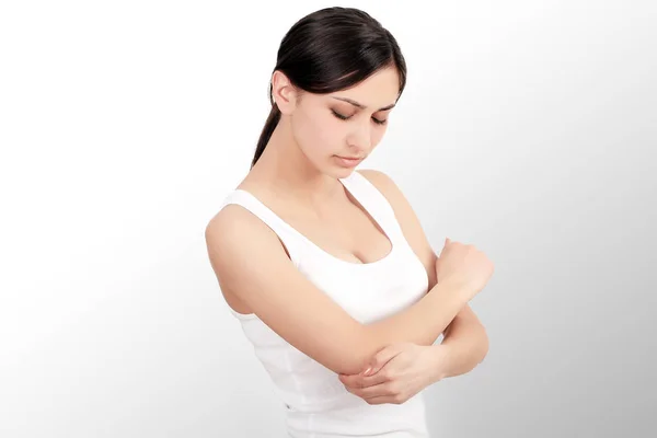 Dolor corporal. Hermosa mujer sintiendo dolor en los codos, brazo doloroso — Foto de Stock