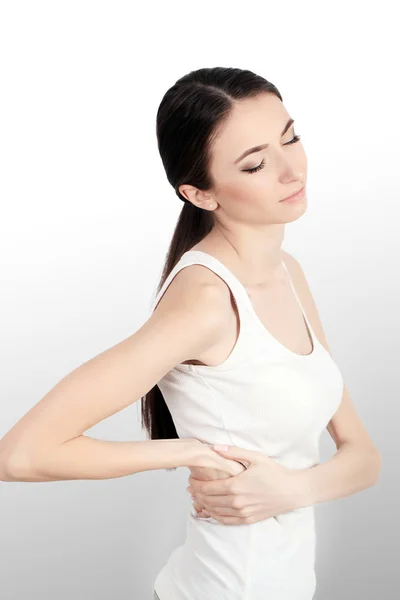 Mulher tocando dor nas costas / coluna vertebral. Dor nas costas de uma mulher - saúde — Fotografia de Stock