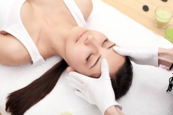 Femme sous massage facial professionnel dans un spa de beauté — Photo