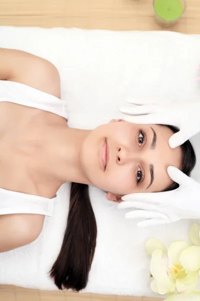 Güzellik merkezinde profesyonel yüz masajı altında bir kadın. — Stok fotoğraf