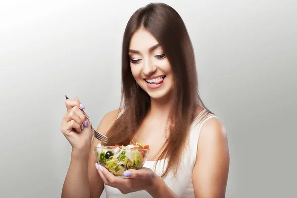 Comida saudável. Menina sorridente em sportswear segurando um copo de sala — Fotografia de Stock