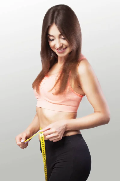 Chica delgada. Manos para medir la cinta de cintura. Ajuste y saludable w — Foto de Stock