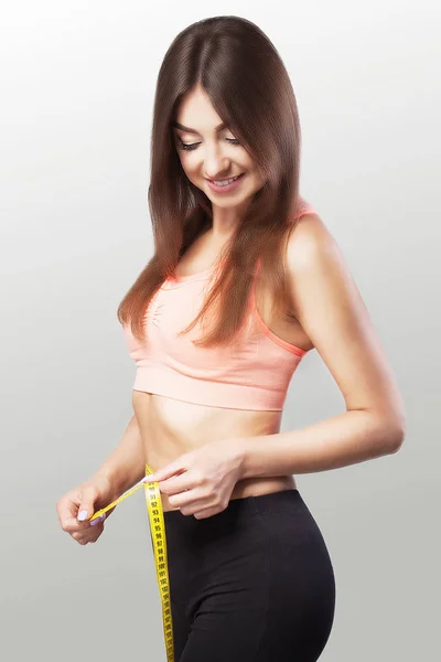 Chica delgada. Manos para medir la cinta de cintura. Ajuste y saludable w — Foto de Stock