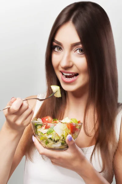 Comida saludable. Chica sonriente en ropa deportiva sosteniendo un vaso de sala — Foto de Stock