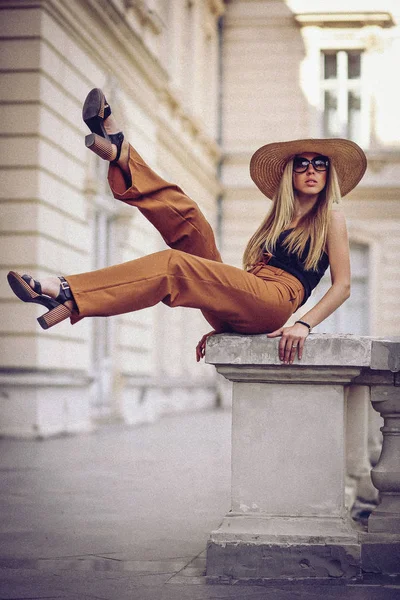 Ruido. Estilo Vintage. Retrato de mujer en Lviv, Ucrania. Feliz lata —  Fotos de Stock