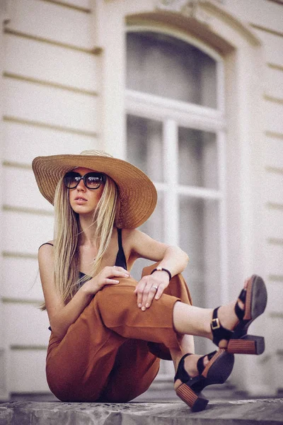 Ruído. Estilo Vintage. Retrato de mulher em Lviv, Ucrânia. Feliz pode — Fotografia de Stock