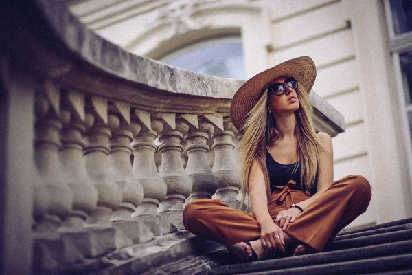 Ruído. Retrato de mulher em Lviv, Ucrânia. Feliz passeio de viagem sincera — Fotografia de Stock