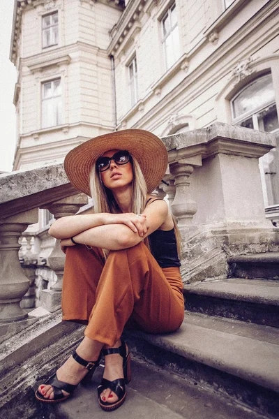 Ruído. Estilo Vintage. Retrato de mulher em Lviv, Ucrânia. Feliz pode — Fotografia de Stock