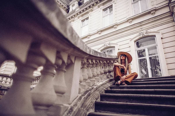 Kebisingan. Gaya Vintage. Potret wanita di Lviv, Ukraina. Happy bisa — Stok Foto