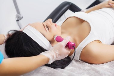 Mikrodermabrazyon prosedürü. Mekanik pul pul dökülme, elmas 