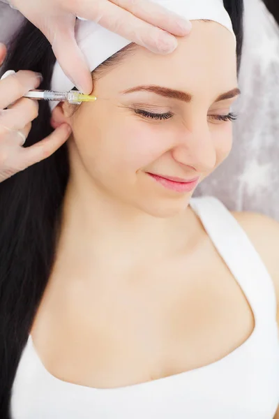 Una mujer hermosa recibe inyecciones. Cosmetología. Cara de belleza — Foto de Stock