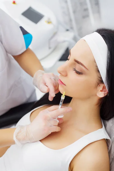 Una mujer hermosa recibe inyecciones. Cosmetología. Cara de belleza — Foto de Stock