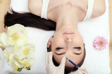 Eline yüzüne, dudak enjeksiyon yapma güzellik uzmanı. Genç wom