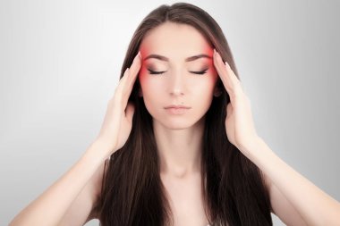 Sağlık ve ağrı. Güçlü gerilim baş ağrısı olan yorgun genç kadın vurguladı. Portre portre güzel bir hasta kızın acı baş migren, duygu baskı ve stres.