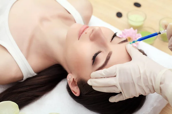 Hands of cosmetologist making injection in face, lips. Young wom — Stock Photo, Image