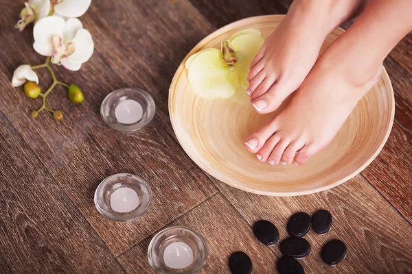 Foto de primer plano de una mujer pies en el salón de spa —  Fotos de Stock