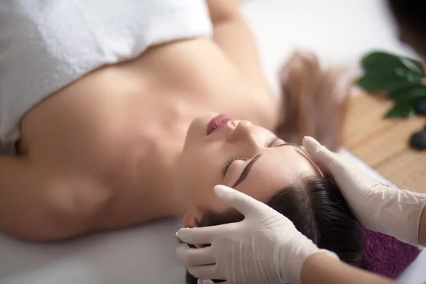 Massaggio al viso. Primo piano di una giovane donna che riceve un trattamento Spa . — Foto Stock