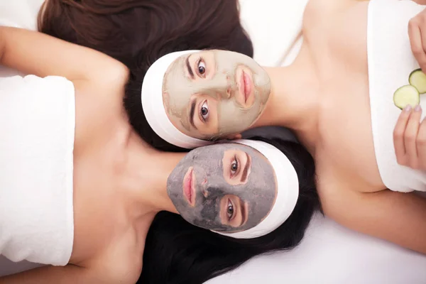Використання маски для обличчя двох молодих жінок в салоні краси — стокове фото