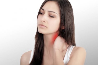 Bir kadınla bir ağrılı boyun omuz kırmızı, boyalı, gri bir arka duvarına vurgulanan acı. Genç güzel kadın. Tahriş Traumatologist Osteochondrosis