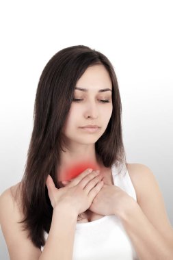 Boğaz ağrısı. Hasta kadın boğaz duygu kötü, acı boğazına güçlü ağrı, el ile dokunaklı boyun ağrılı yutma. Güzel kadın üşütmüş. Sağlık kavramı. Yüksek çözünürlük