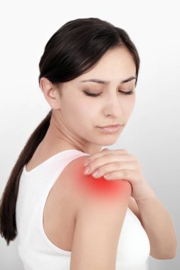 Omuz ve omuz ağrısı olan kadın. İnsan vücudunda yönetimi Sendromu kavramı. Genç güzel bir kadındır. Hasar.