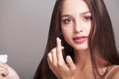 Cilt bakım kavramı. El kremi, losyon üzerinde o güzel kadınla