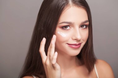 Cilt bakım kavramı. El kremi, losyon üzerinde o güzel kadınla