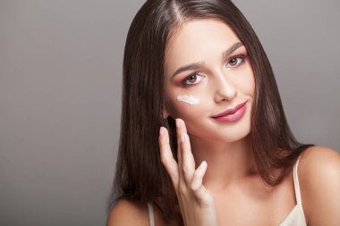 Cilt bakım kavramı. El kremi, losyon üzerinde o güzel kadınla