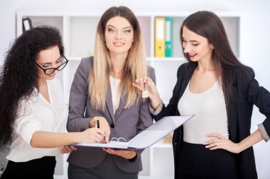 Genç iş takım içinde çalışma masası üzerinde yapışkan notlar okuma