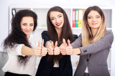 Genç iş takım içinde çalışma masası üzerinde yapışkan notlar okuma