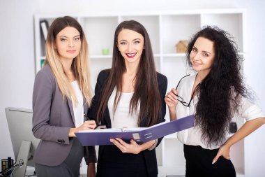 Genç iş takım içinde çalışma masası üzerinde yapışkan notlar okuma