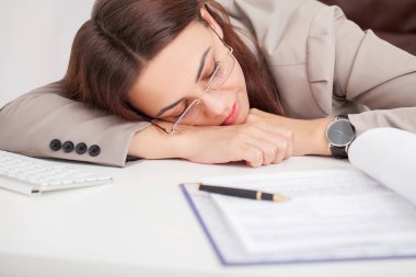 Genç kadın gözleri slee kapalı, uyku Ofis Masası, yorgun